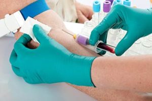 Phlebotomist starting a blood draw with patient. Teaching phlebotomy and medical laboratory services in Boise, Garden City, Meridian, Nampa, Idaho Falls, Pocatello and Rexburg 
